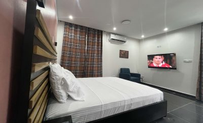 Chambre Bubinga à Bonamoussadi, Douala – Confort & sécurité