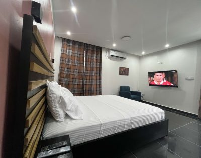 Chambre Bubinga à Bonamoussadi, Douala – Confort & sécurité