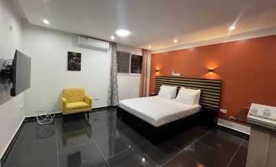 Chambre Padouk chic,  Douala – Confort & sécurité garantis