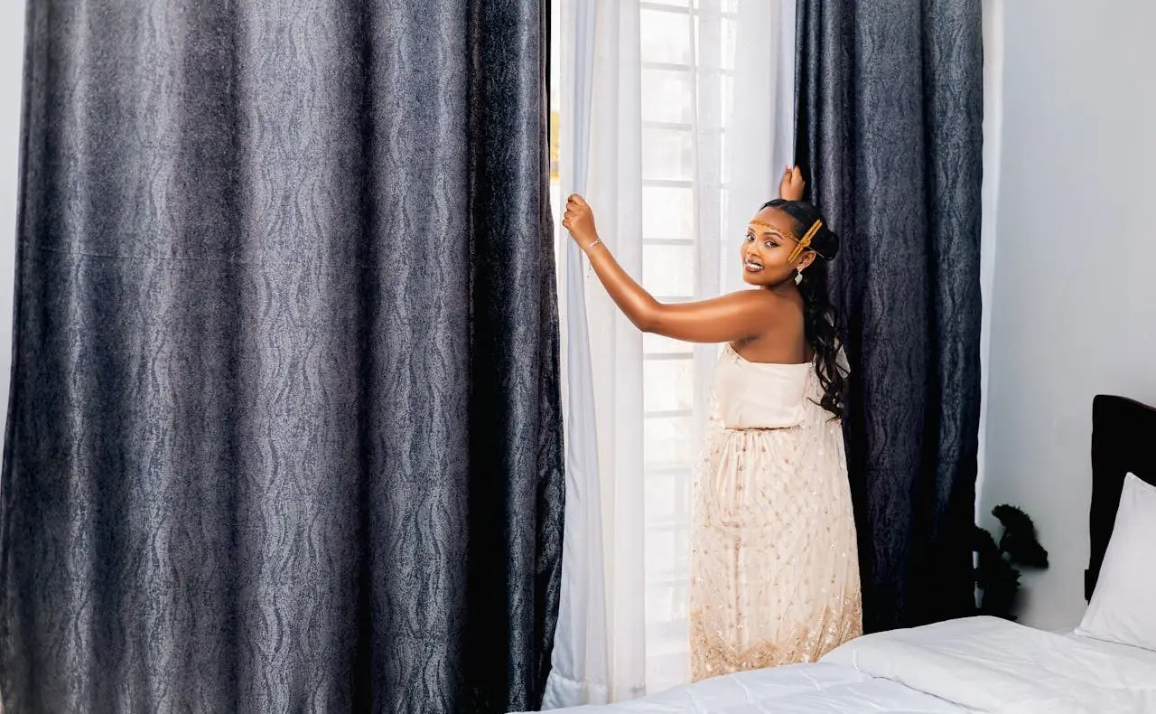 Un couple explore un logement sur Camerbnb pour un séjour confortable et authentique au Cameroun.
